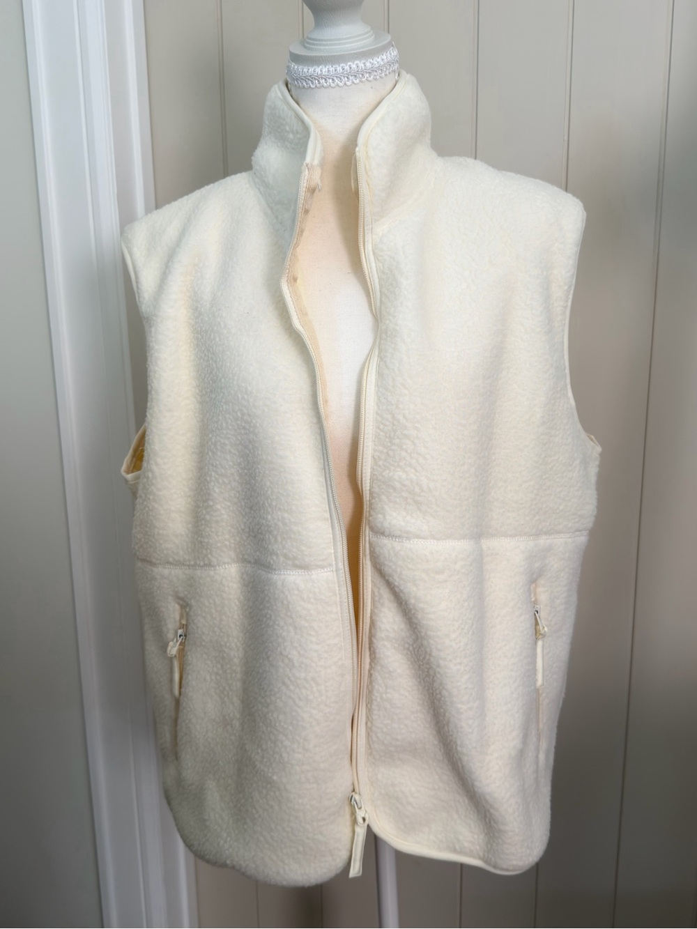 Amazon Cozy Cream Sherpa Fleece Vest - Women's Sleeveless Jacket